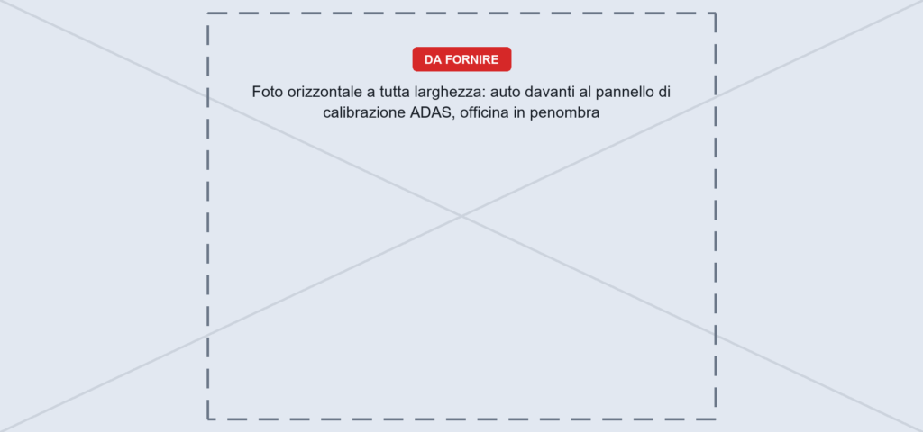Auto davanti al pannello di calibrazione dei sistemi ADAS